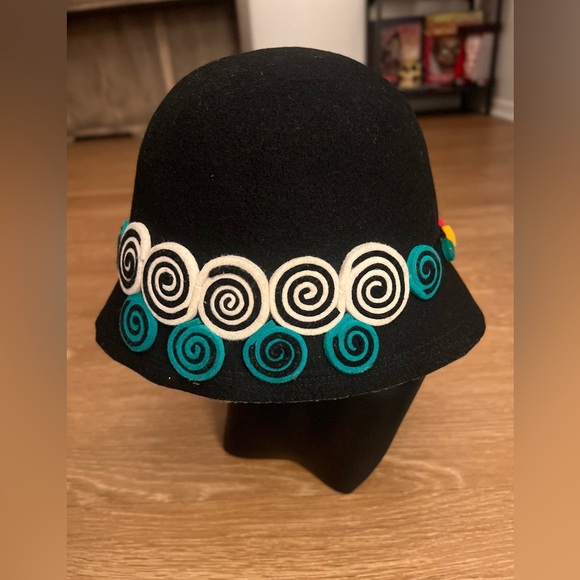 Black sheep’s wool Felt Hat for Women with Spiral Accents, sophisticated - Picture 9 of 11